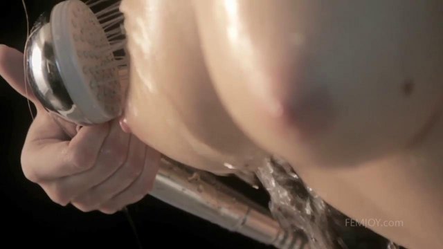 Красотка с сексуальными сиськами эротично моется в душе