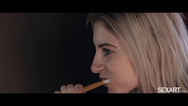 Девушка приехала к подруге погостить и узнала о ее лесби наклонностях