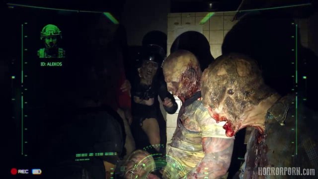 Несколько зомби трахают девушку толпой в хоррор порно